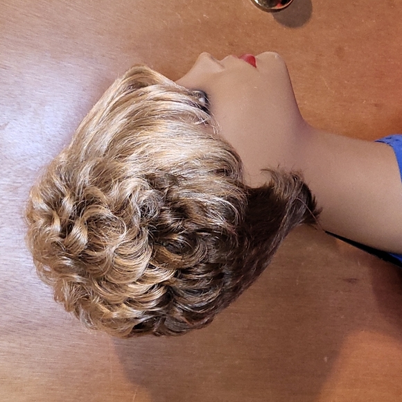 Short Wig With Curls - Picture 5 of 6
